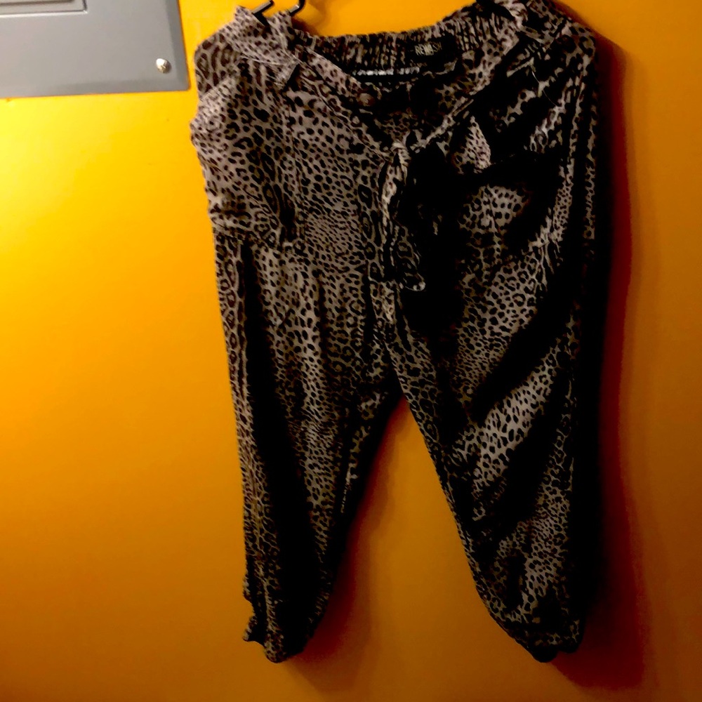 Treasury, size medium, black and grey leopard